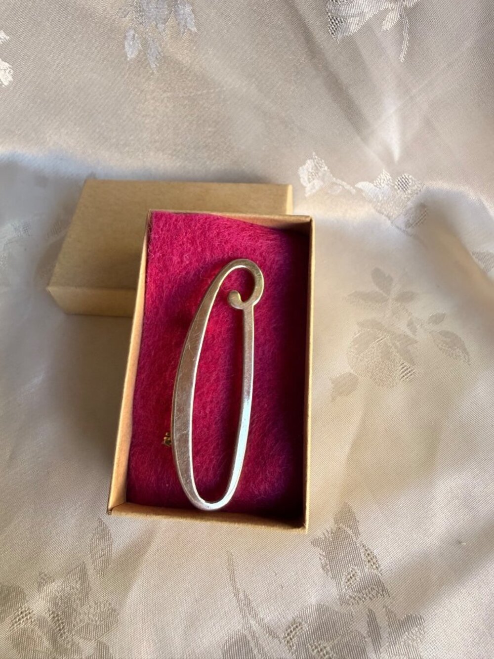 Gold-Tone 'O' Metal Pin Brooch